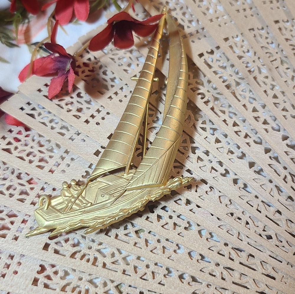 Gold Sailboat Brooch - Picture 6 of 10